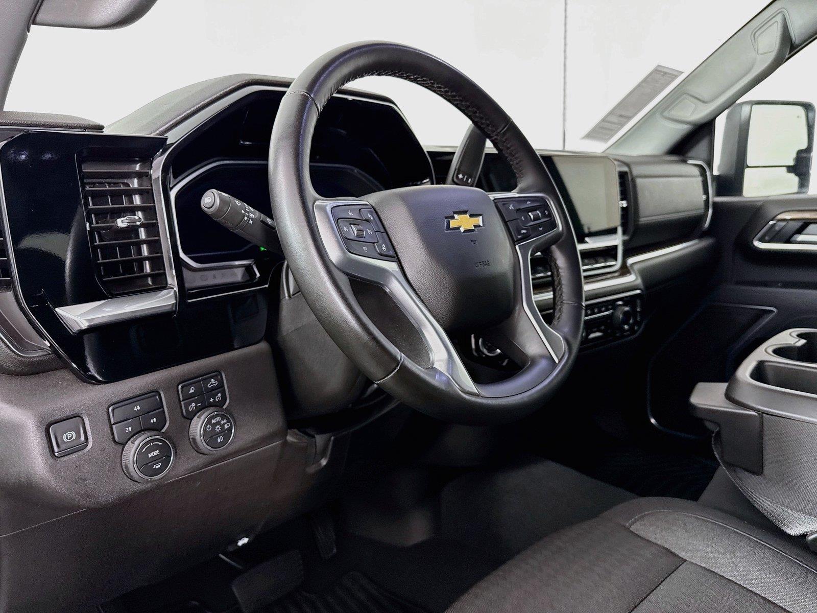 2025 Chevrolet Silverado 3500HD LT photo 3
