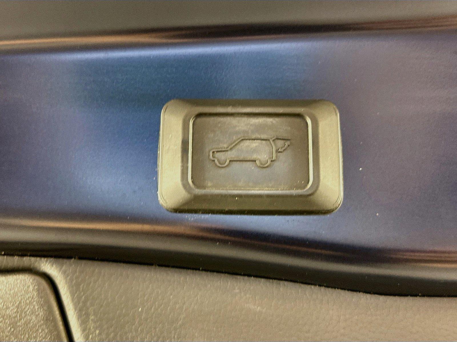 2022 Toyota RAV4 XLE photo 38