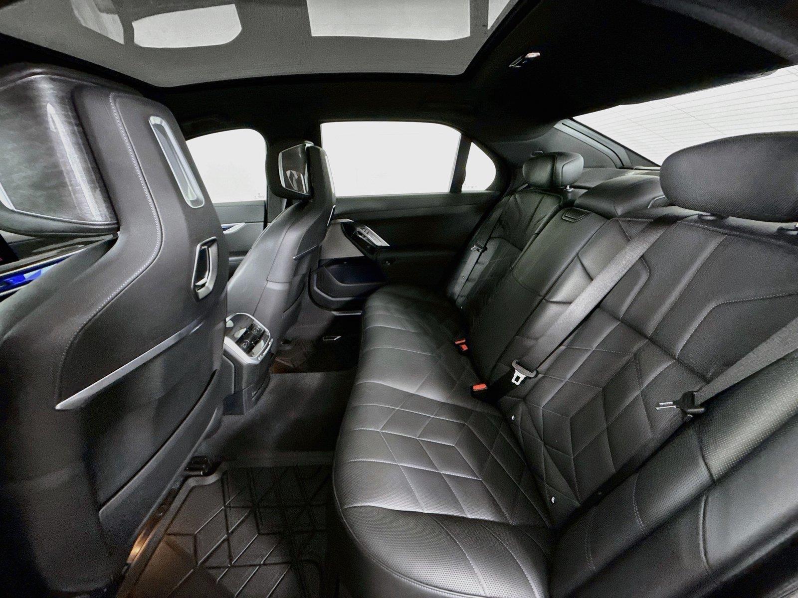 2025 BMW 7 Series 740i photo 32