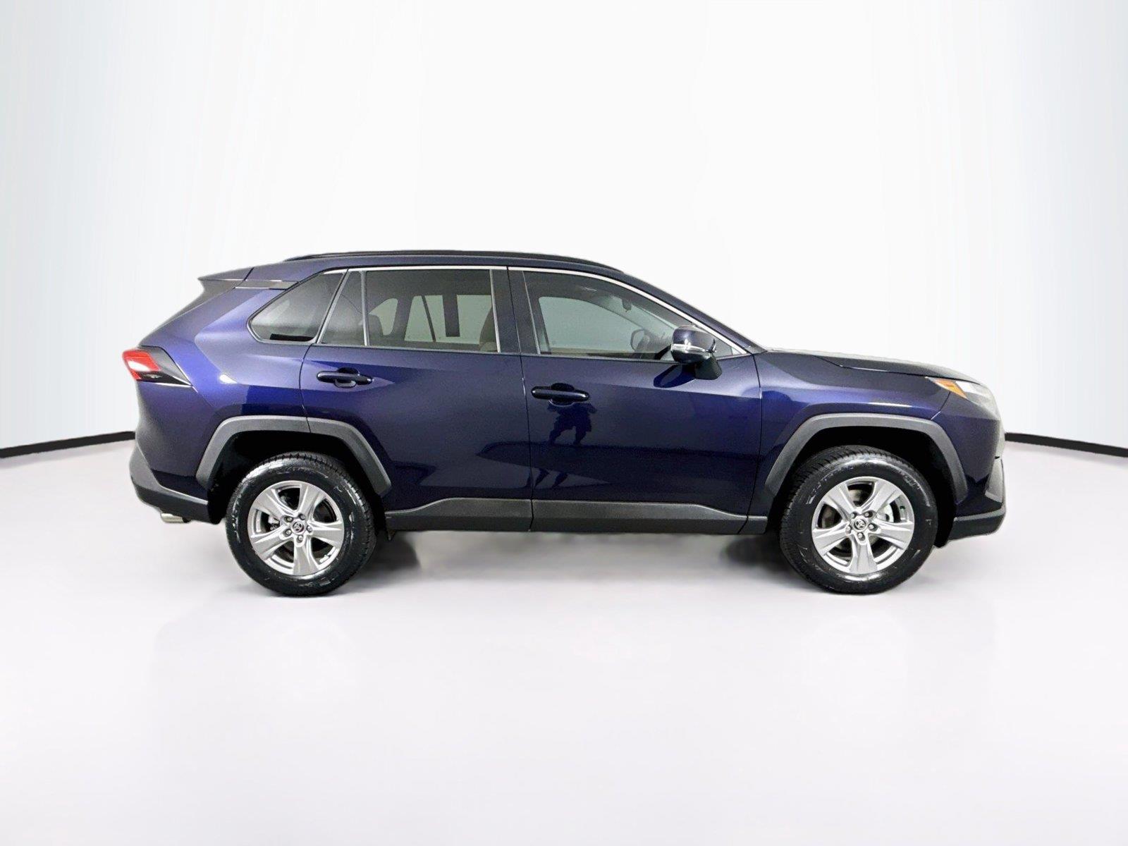 2022 Toyota RAV4 XLE photo 8