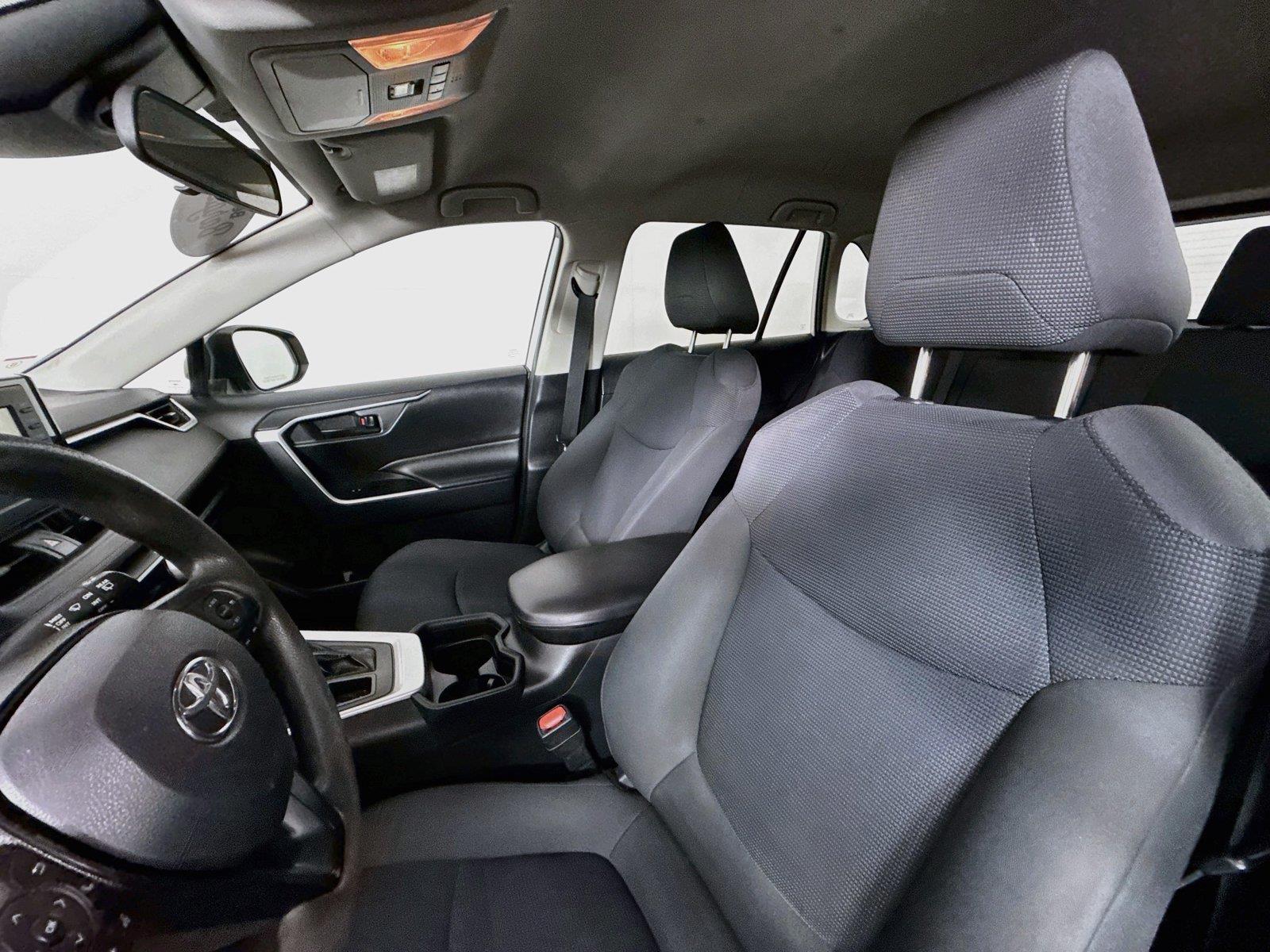 2019 Toyota RAV4 LE photo 2
