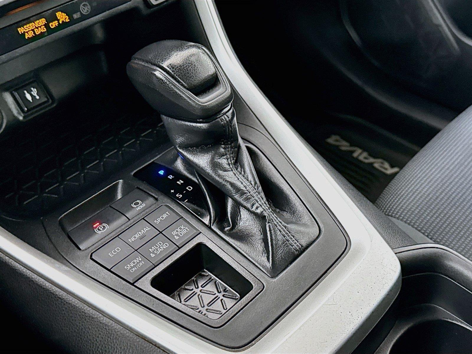 2019 Toyota RAV4 LE photo 22