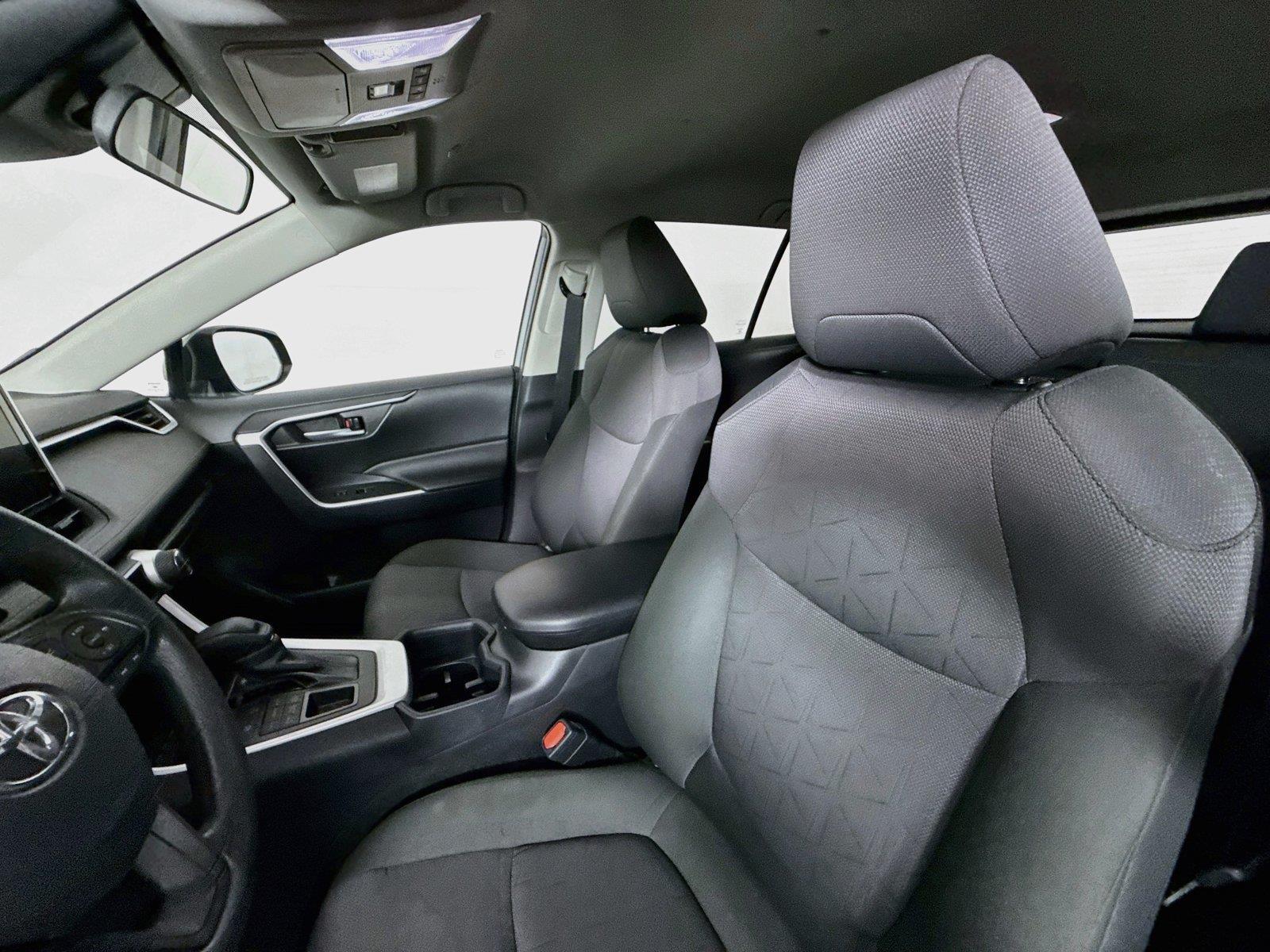 2025 Toyota RAV4 XLE photo 2