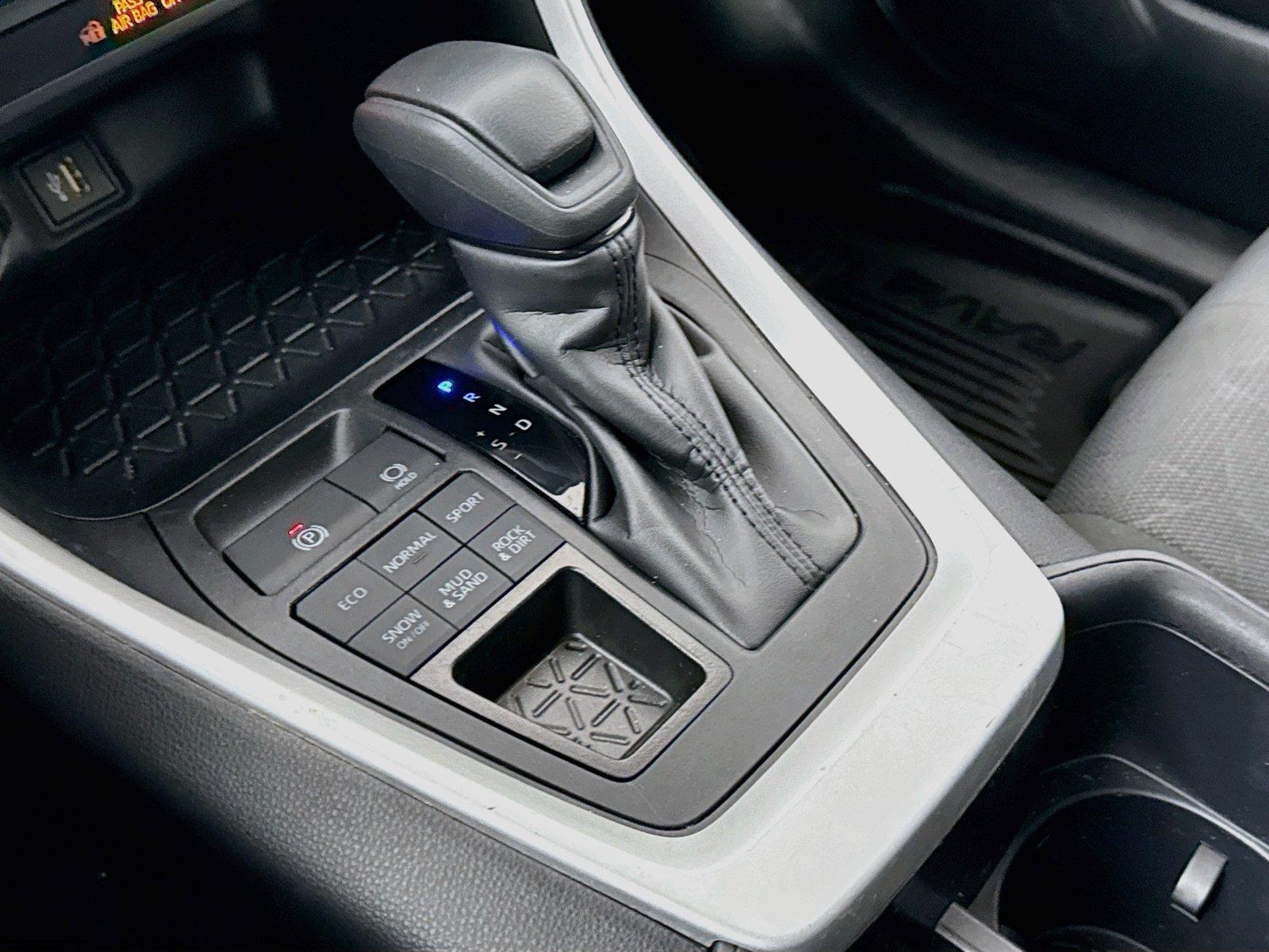 2025 Toyota RAV4 XLE photo 24