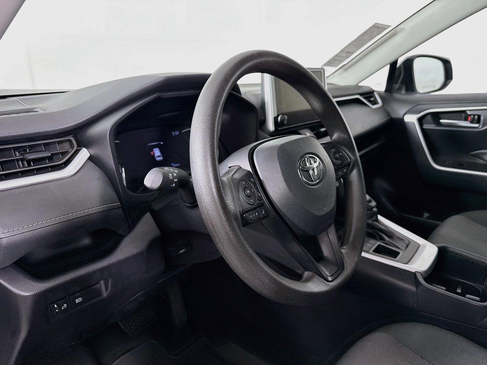 2025 Toyota RAV4 XLE photo 3