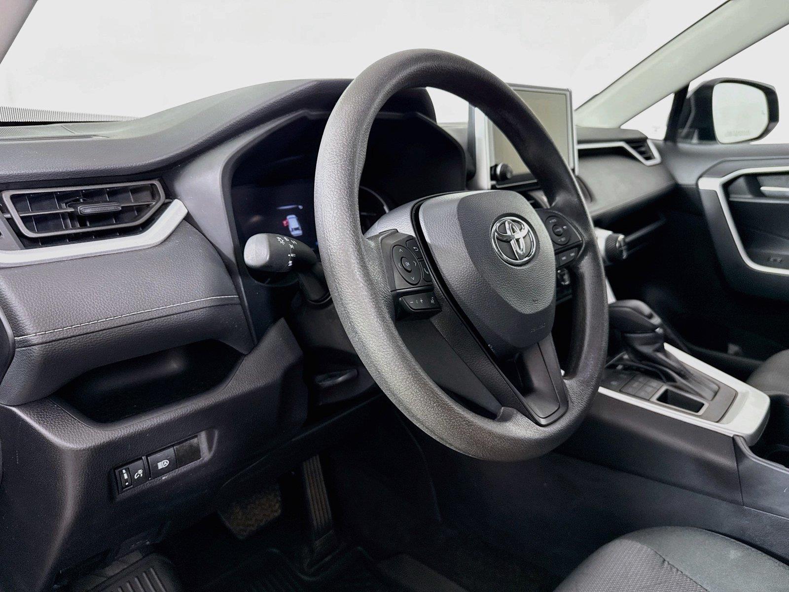 2025 Toyota RAV4 XLE photo 3