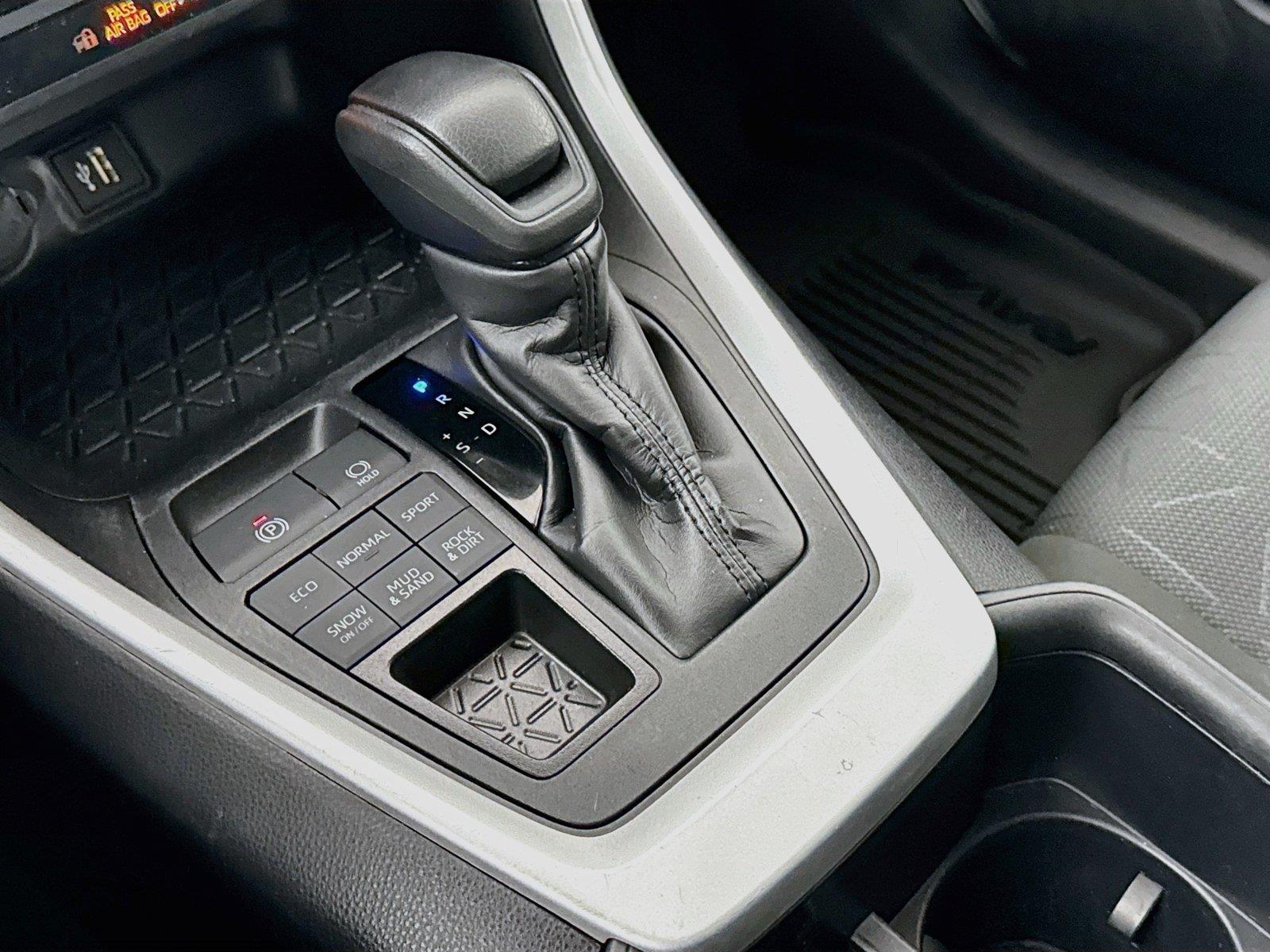 2025 Toyota RAV4 XLE photo 24