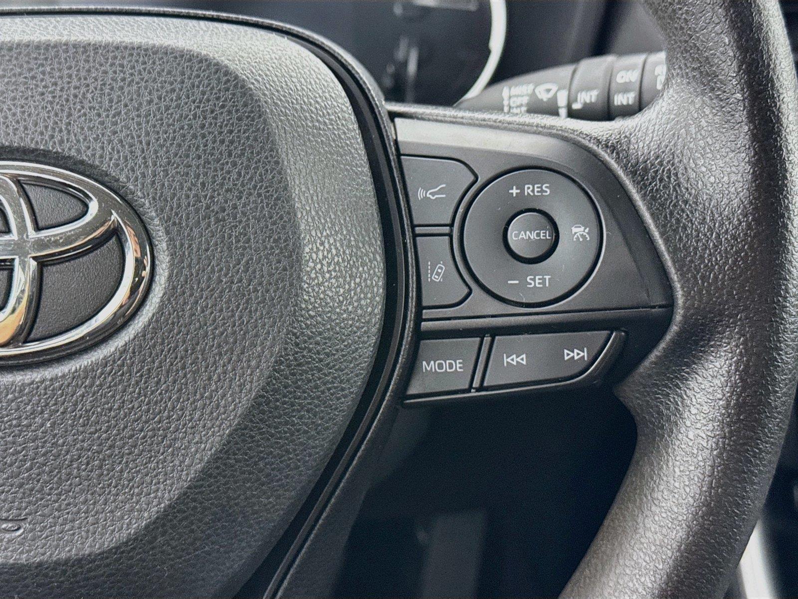 2025 Toyota RAV4 XLE photo 17