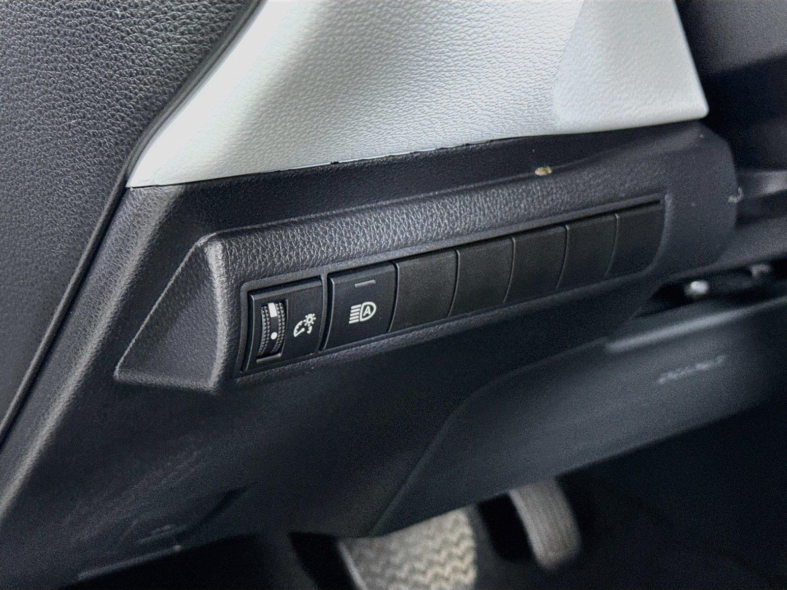 2025 Toyota Corolla SE photo 14