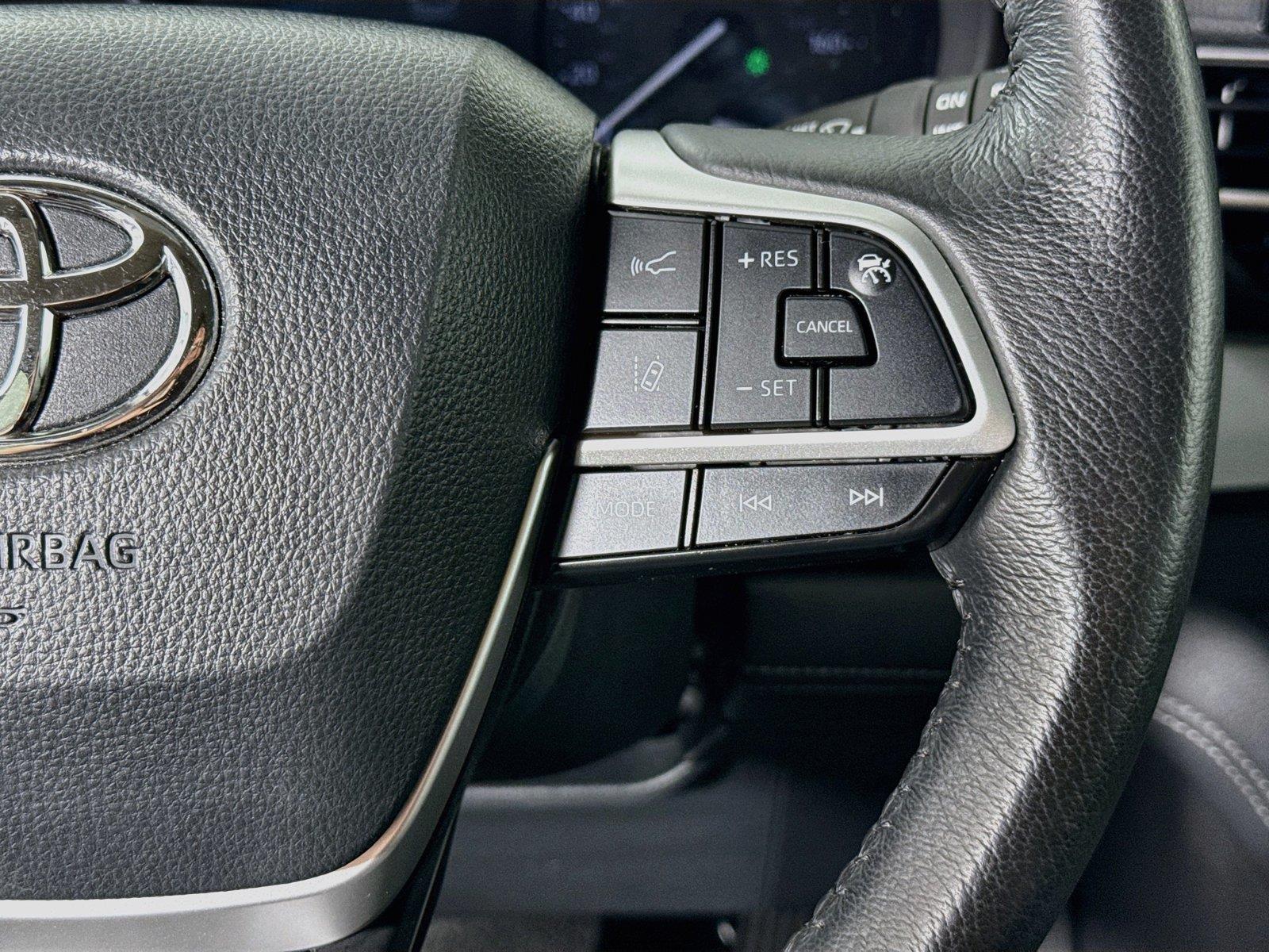 2025 Toyota Sienna XLE 8-Passenger photo 19