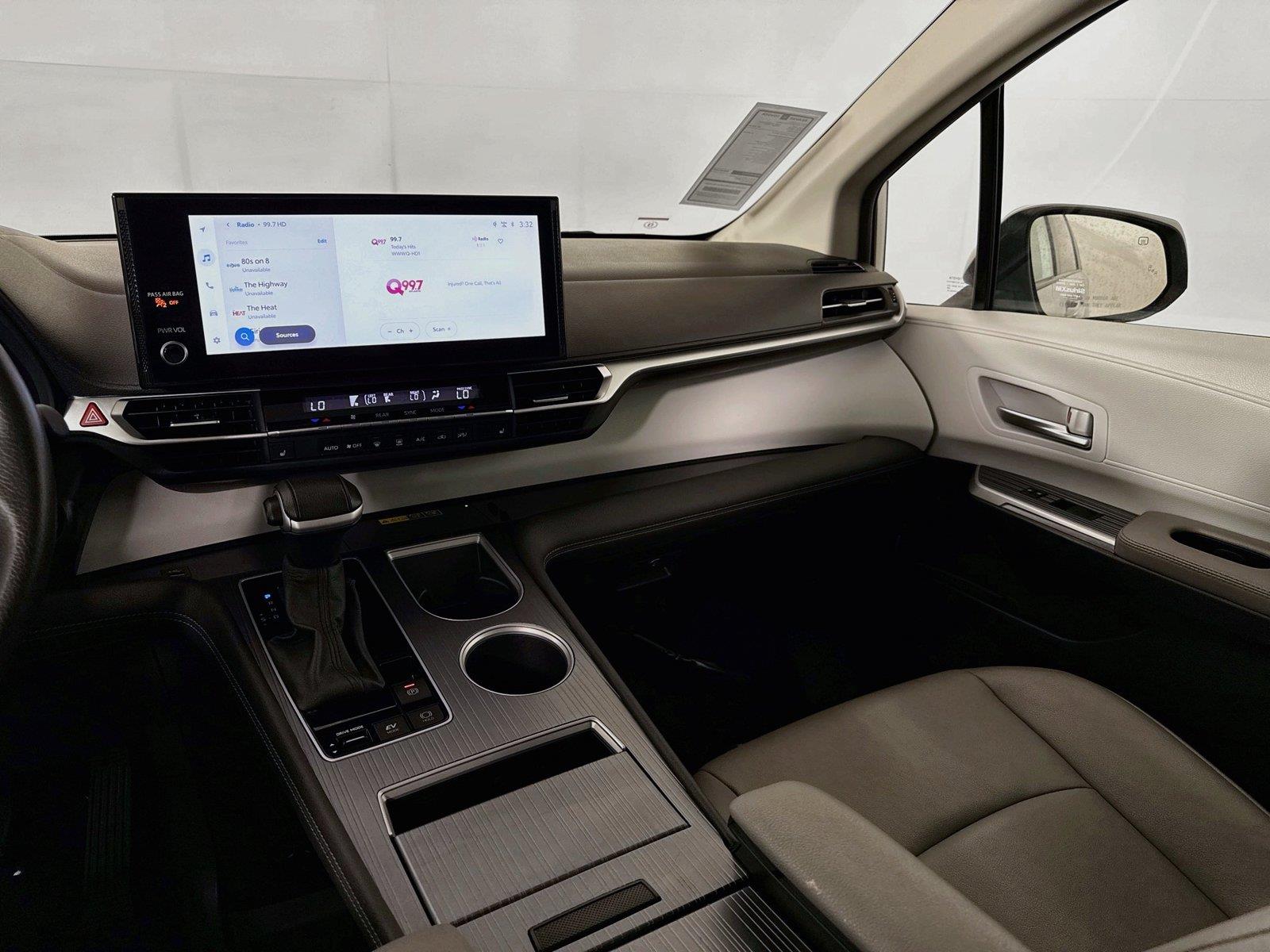 2025 Toyota Sienna XLE 8-Passenger photo 32