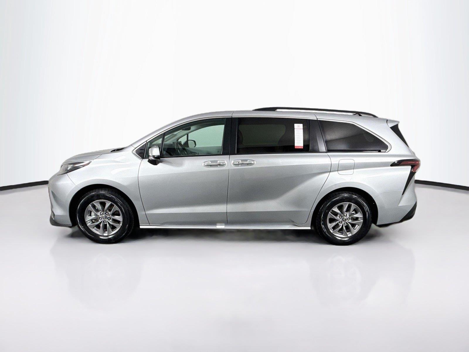 2025 Toyota Sienna XLE 8-Passenger photo 13