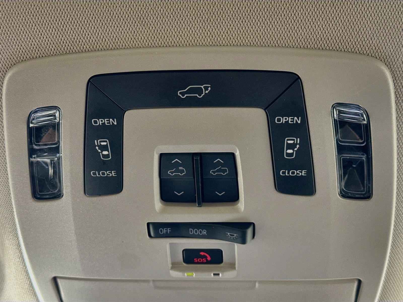 2025 Toyota Sienna XLE 8-Passenger photo 22