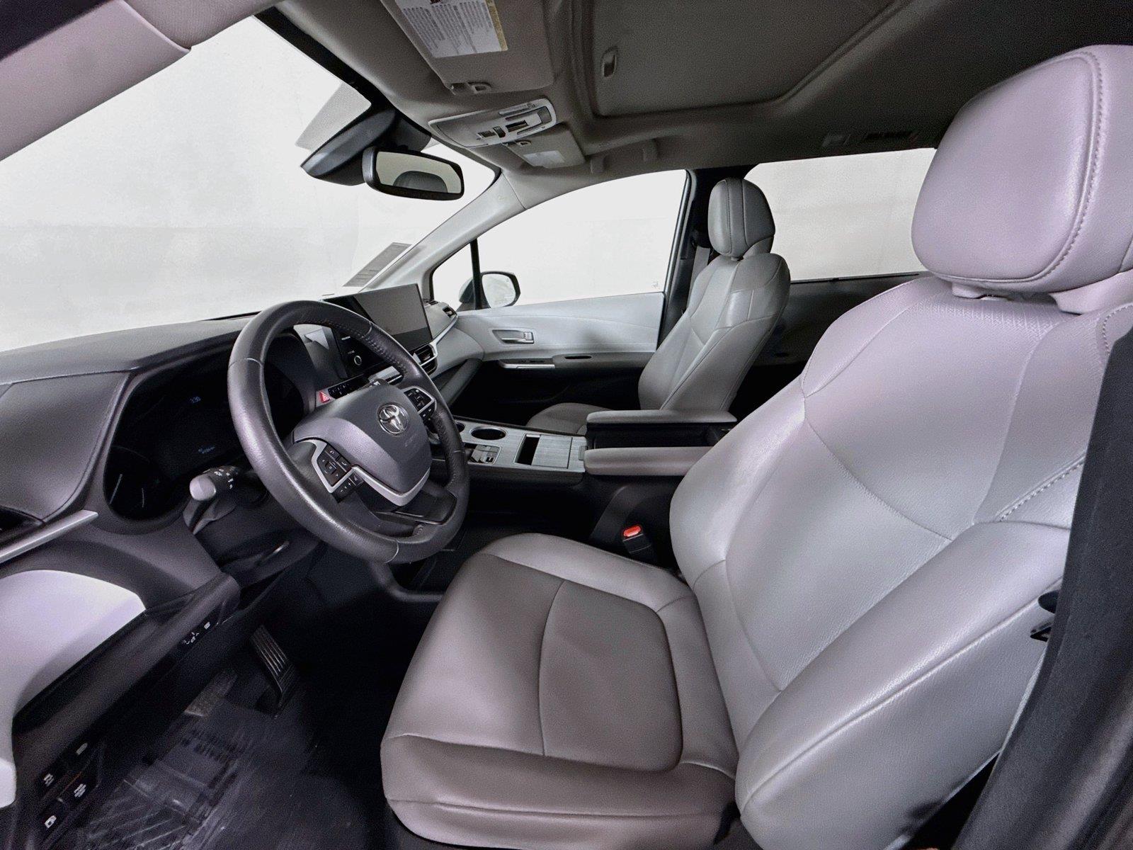 2025 Toyota Sienna XLE 8-Passenger photo 2