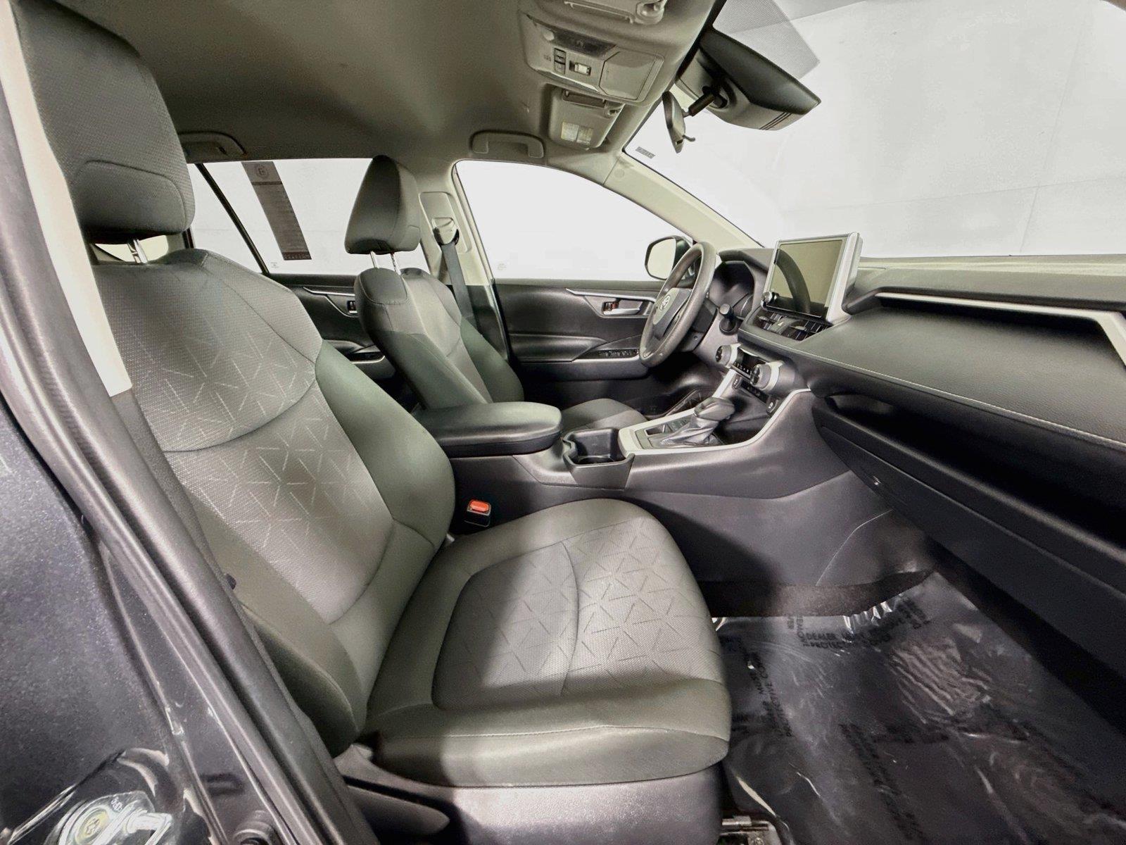 2025 Toyota RAV4 XLE photo 38