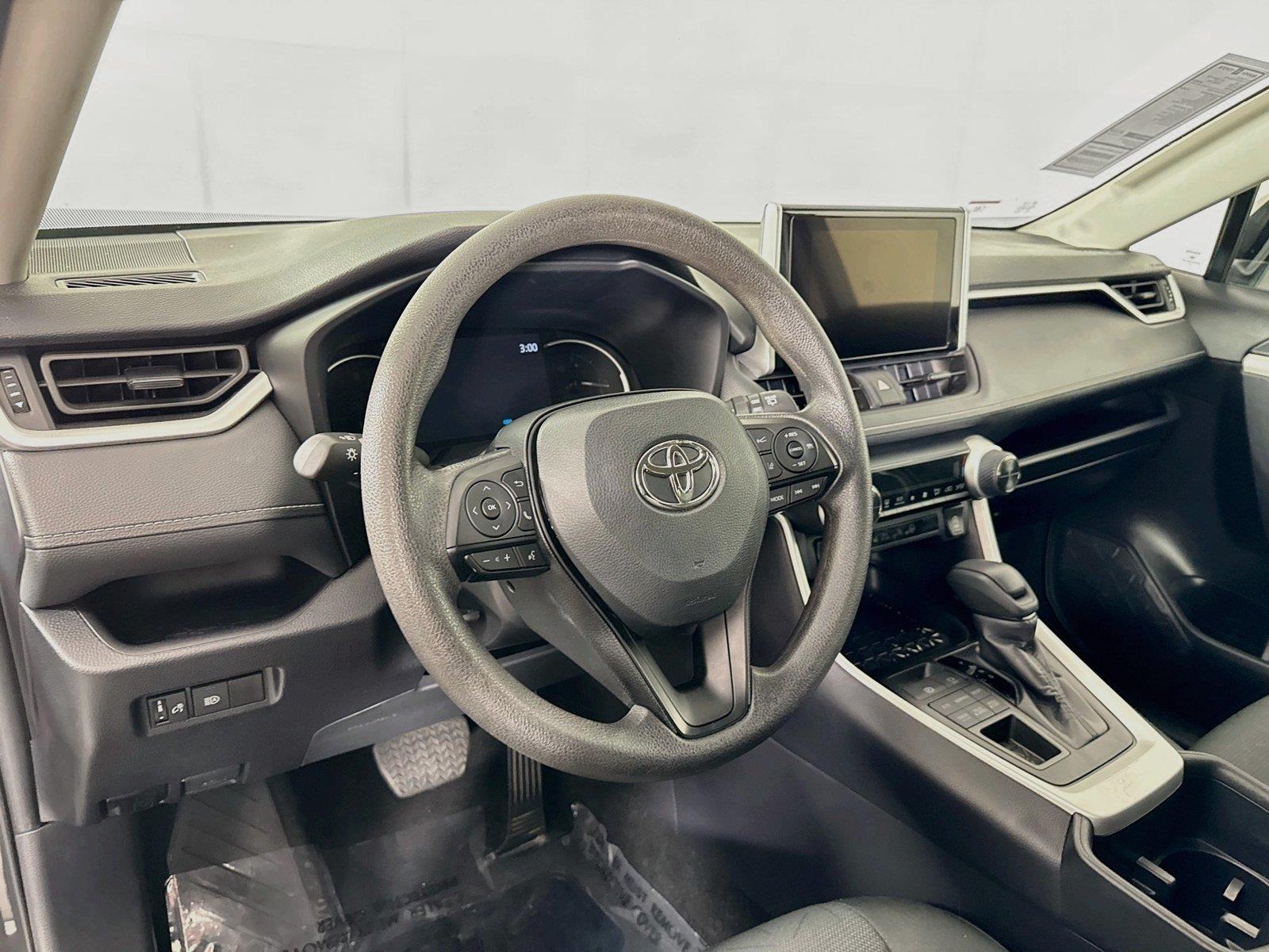 2025 Toyota RAV4 XLE photo 3