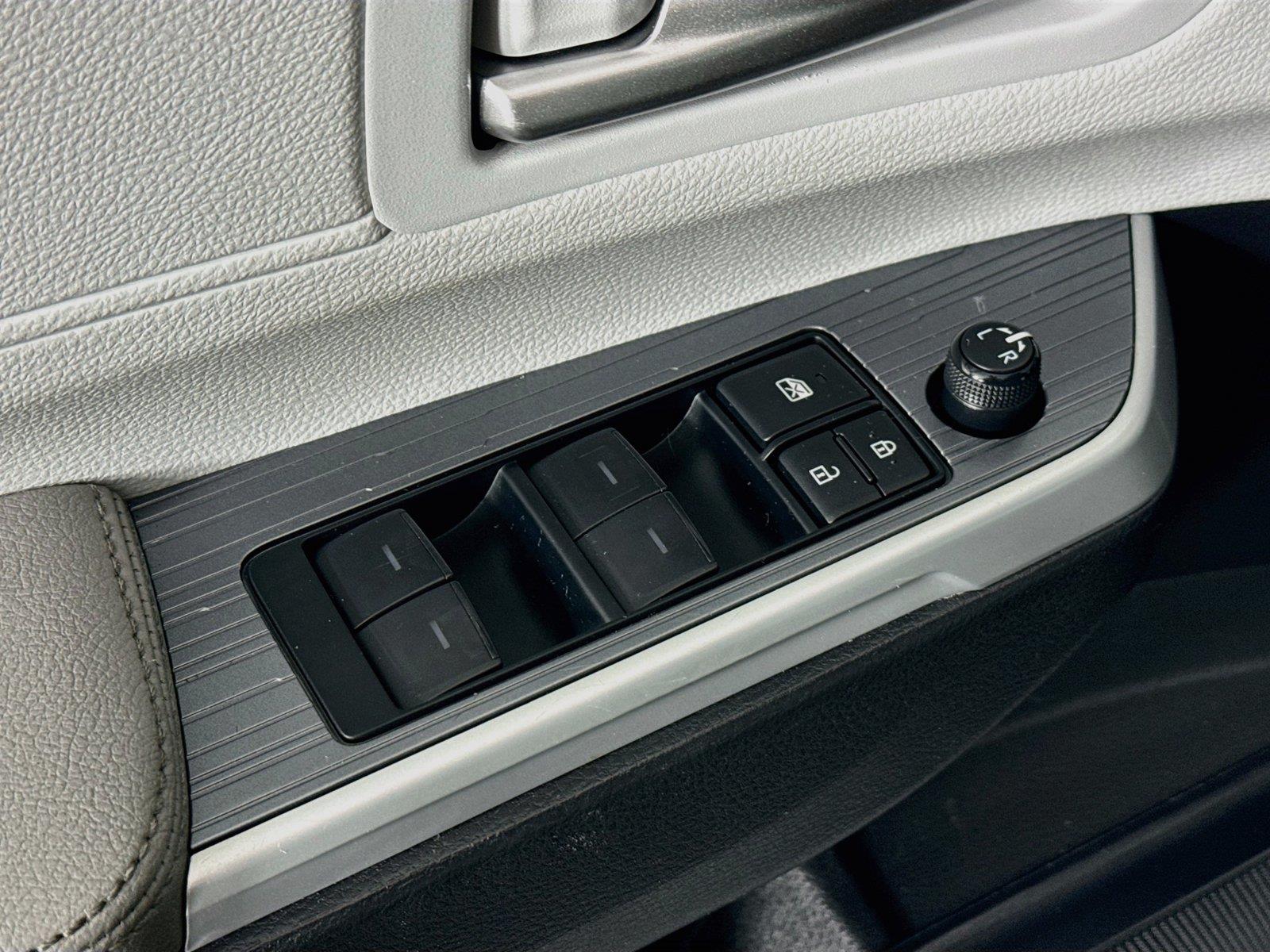 2025 Toyota Sienna XLE 8-Passenger photo 28