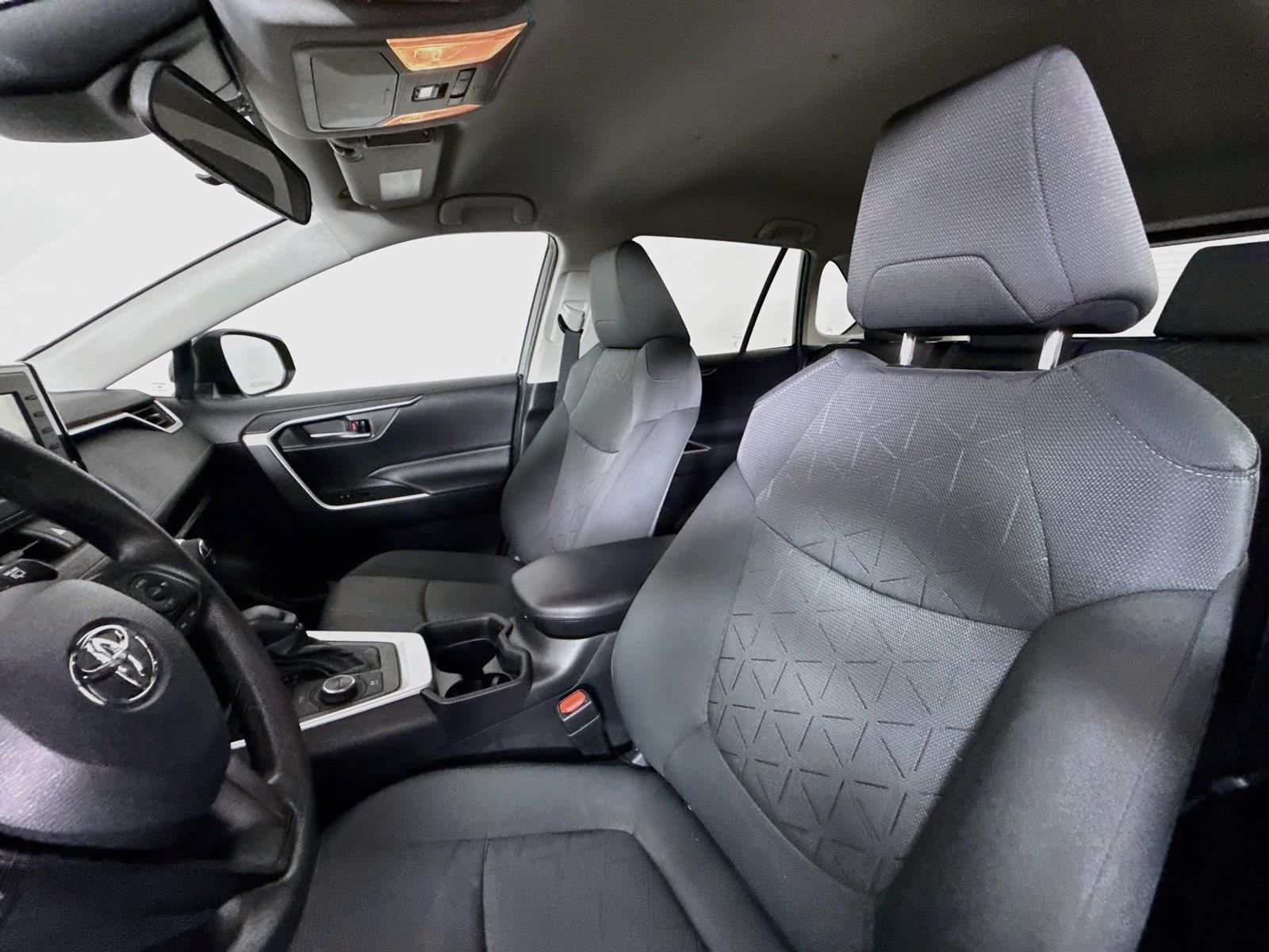 2021 Toyota RAV4 Hybrid XLE photo 2