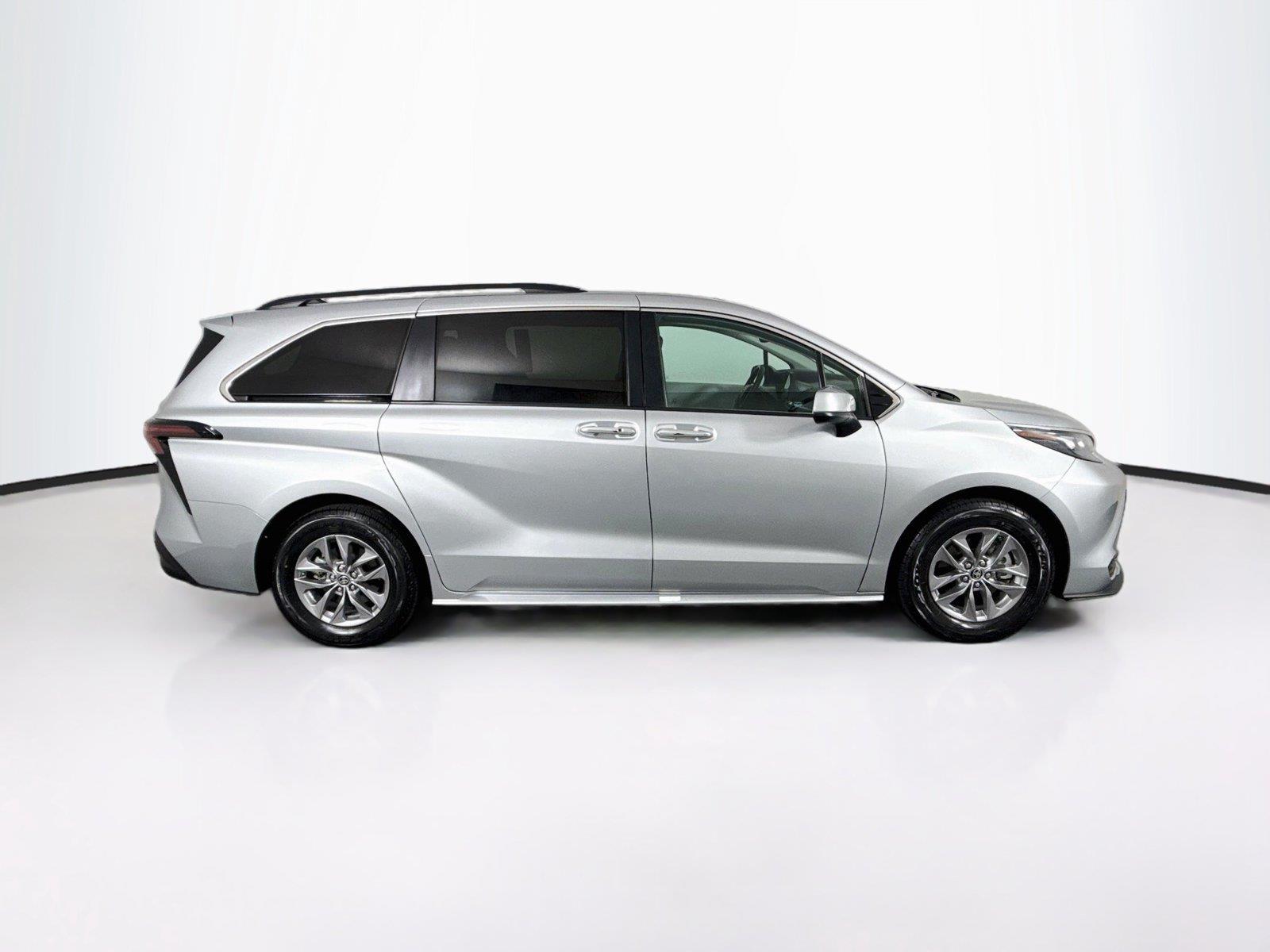 2025 Toyota Sienna XLE 8-Passenger photo 10
