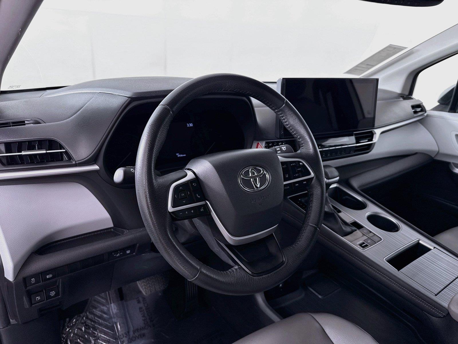 2025 Toyota Sienna XLE 8-Passenger photo 3