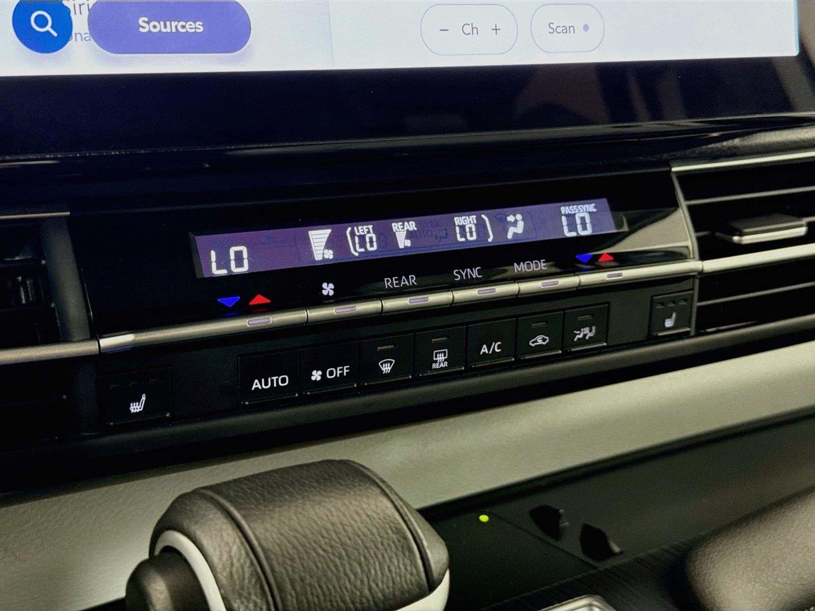 2025 Toyota Sienna XLE 8-Passenger photo 26