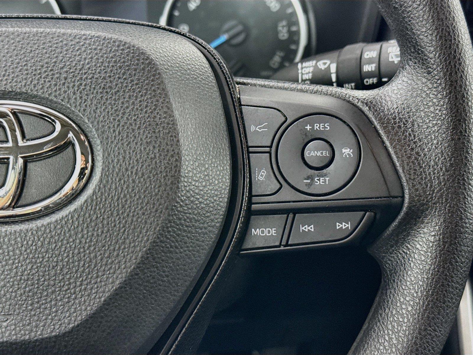 2021 Toyota RAV4 Hybrid XLE photo 16