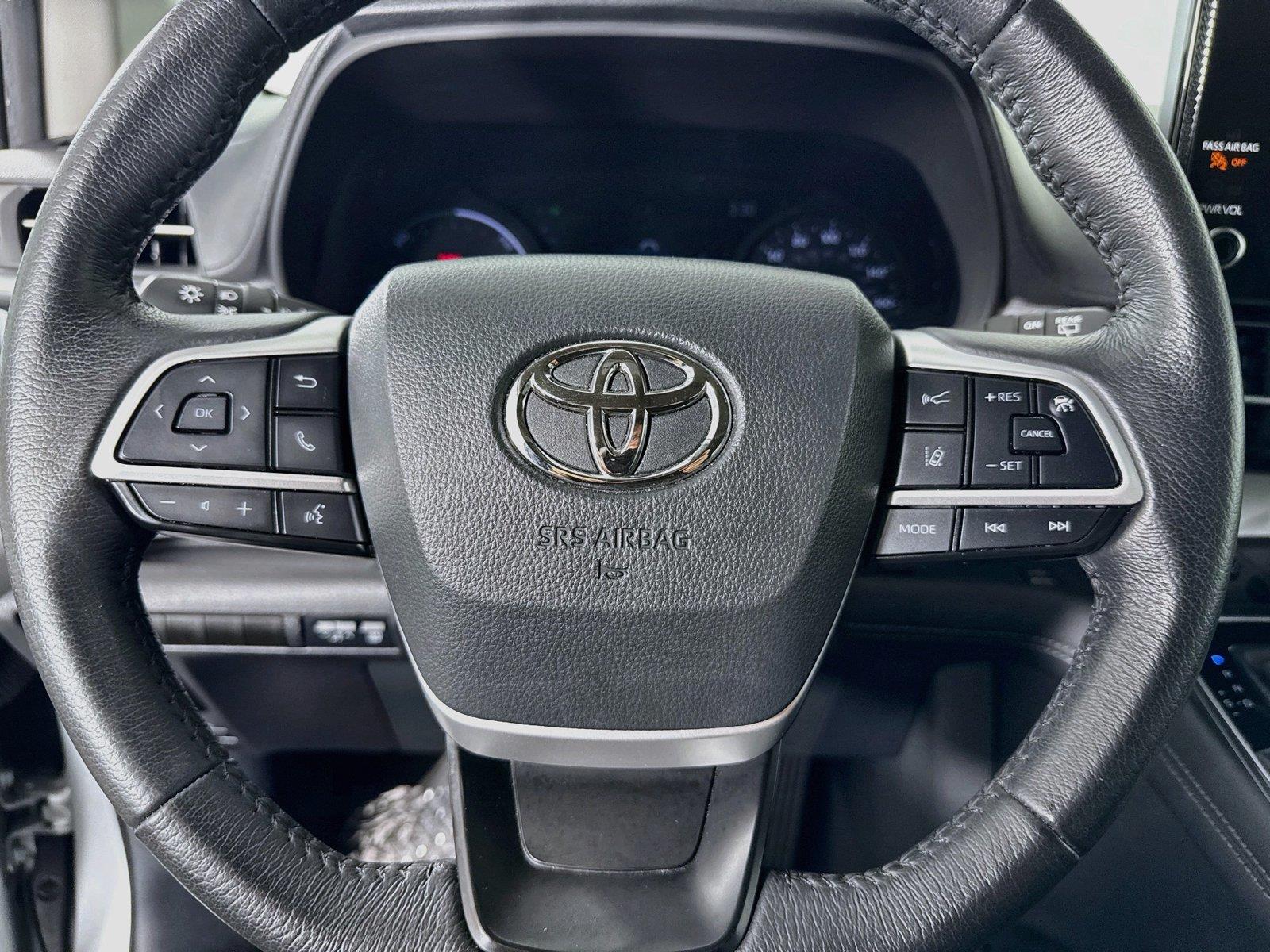 2025 Toyota Sienna XLE 8-Passenger photo 16