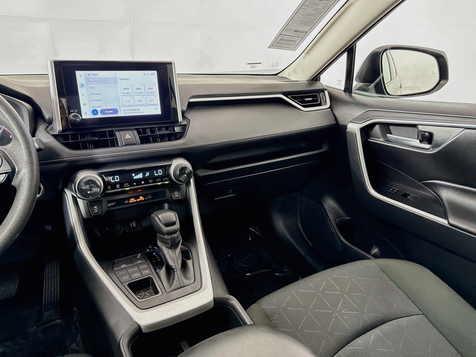 2025 Toyota RAV4 XLE photo 28