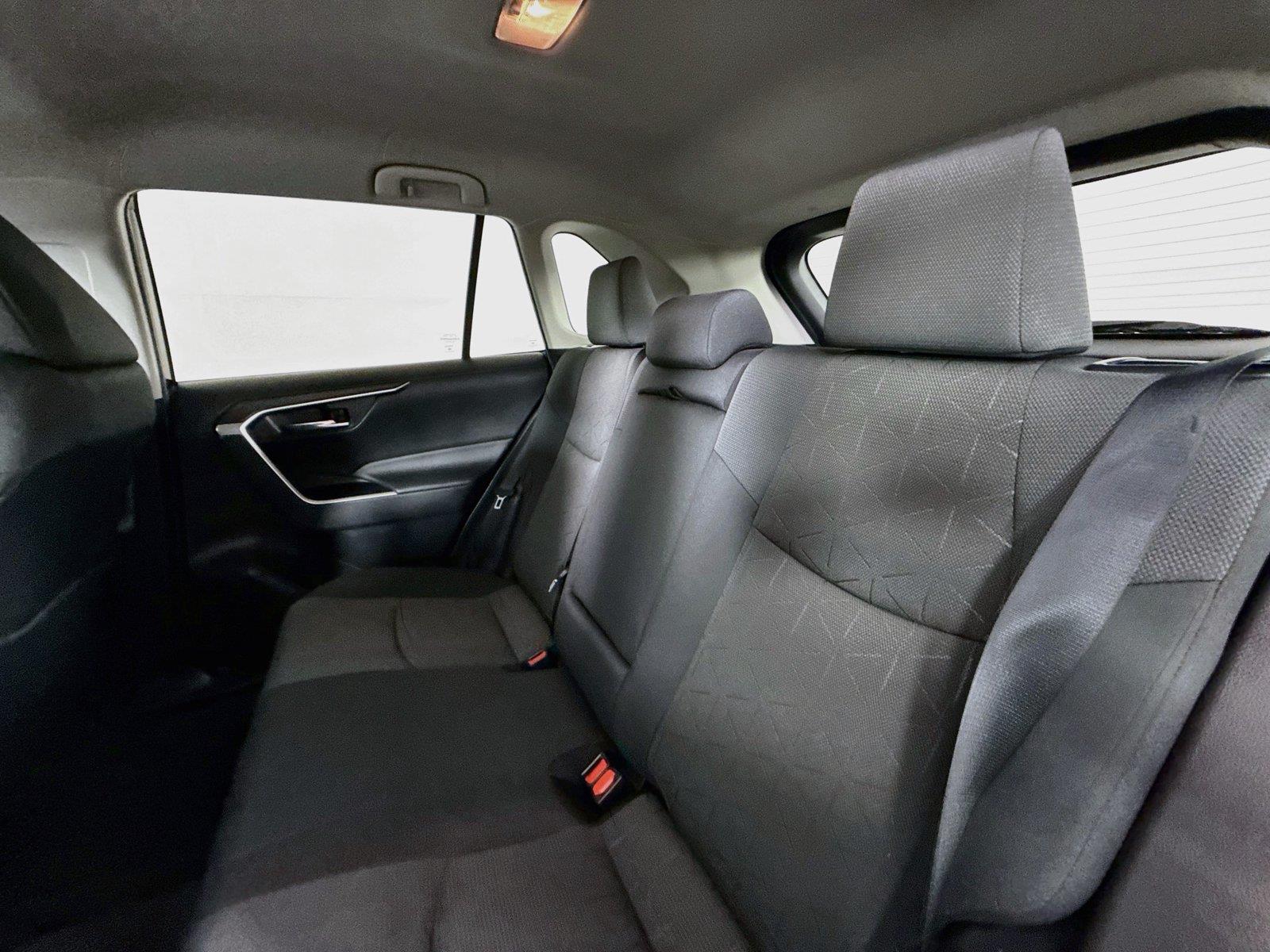 2021 Toyota RAV4 Hybrid XLE photo 26