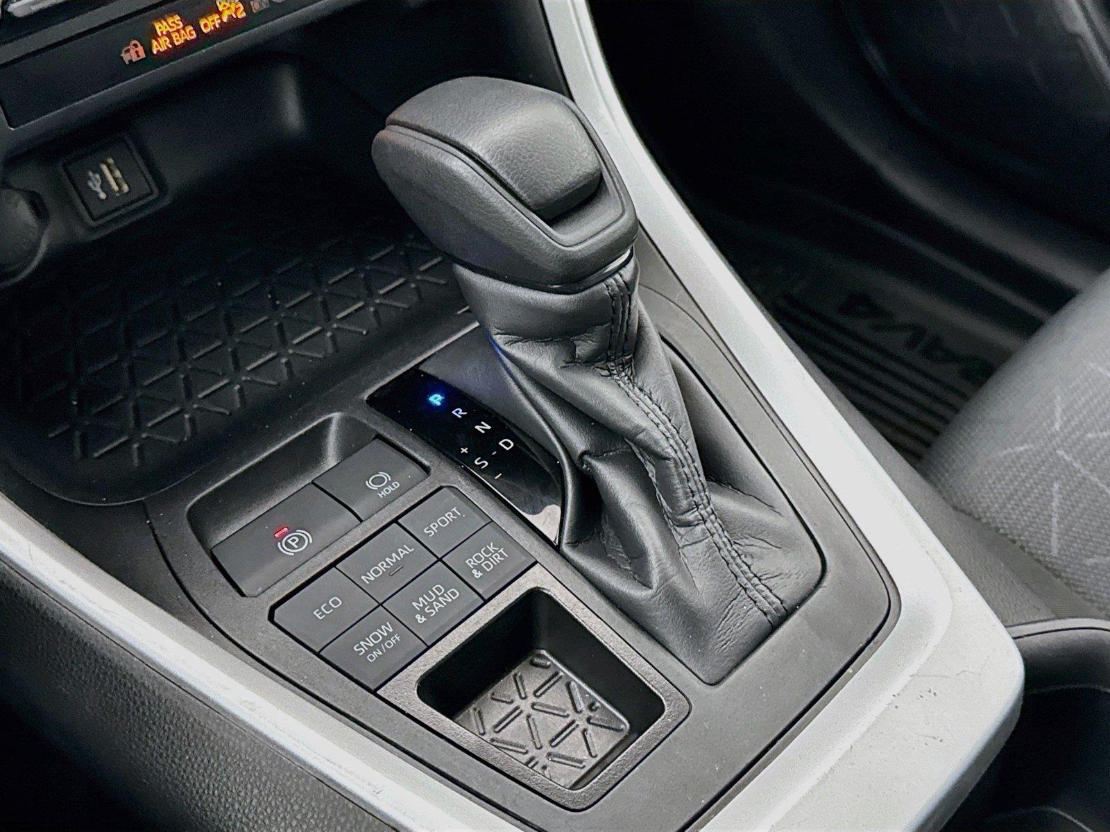 2025 Toyota RAV4 XLE photo 24