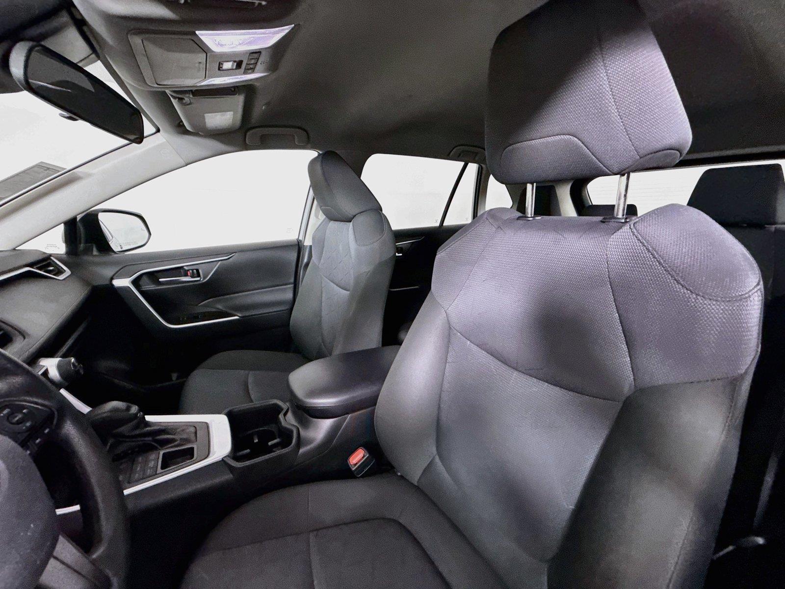 2025 Toyota RAV4 XLE photo 2