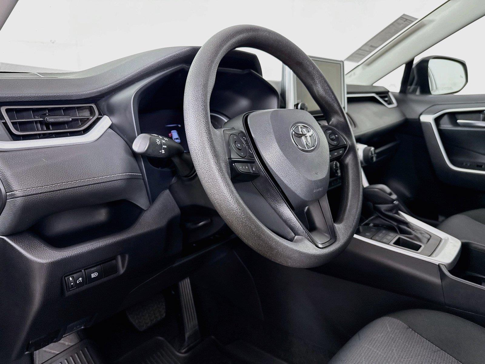2025 Toyota RAV4 XLE photo 3