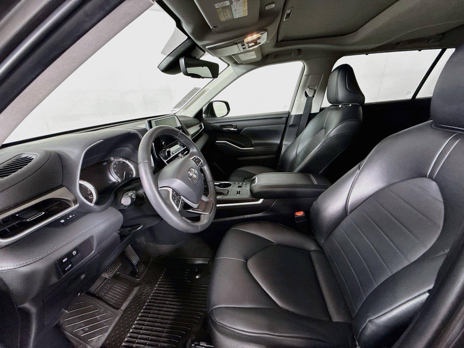 2023 Toyota Highlander XLE photo 2