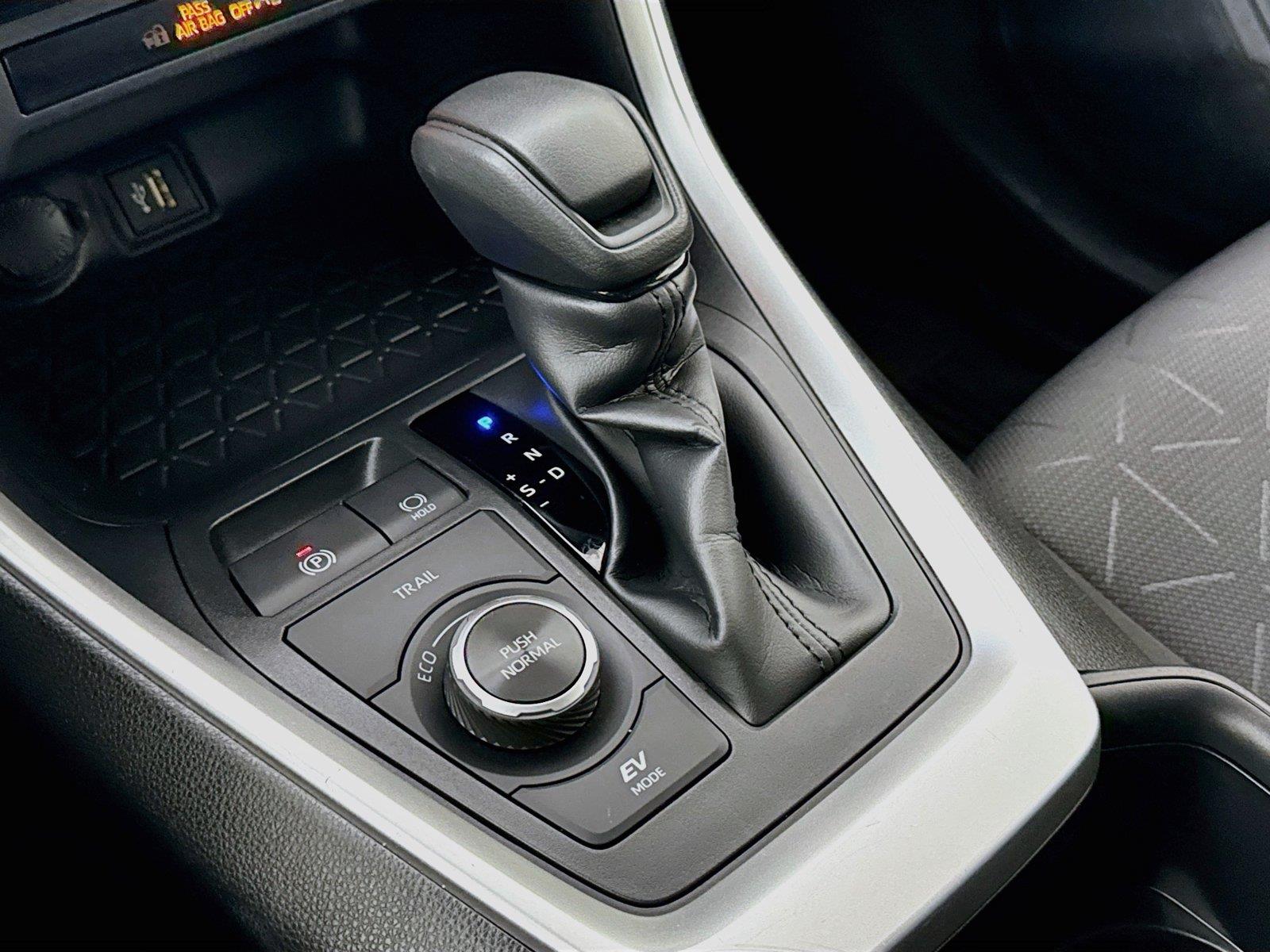 2025 Toyota RAV4 Hybrid XLE photo 24