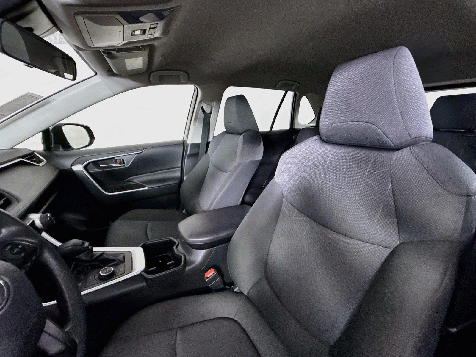 2025 Toyota RAV4 Hybrid XLE photo 2