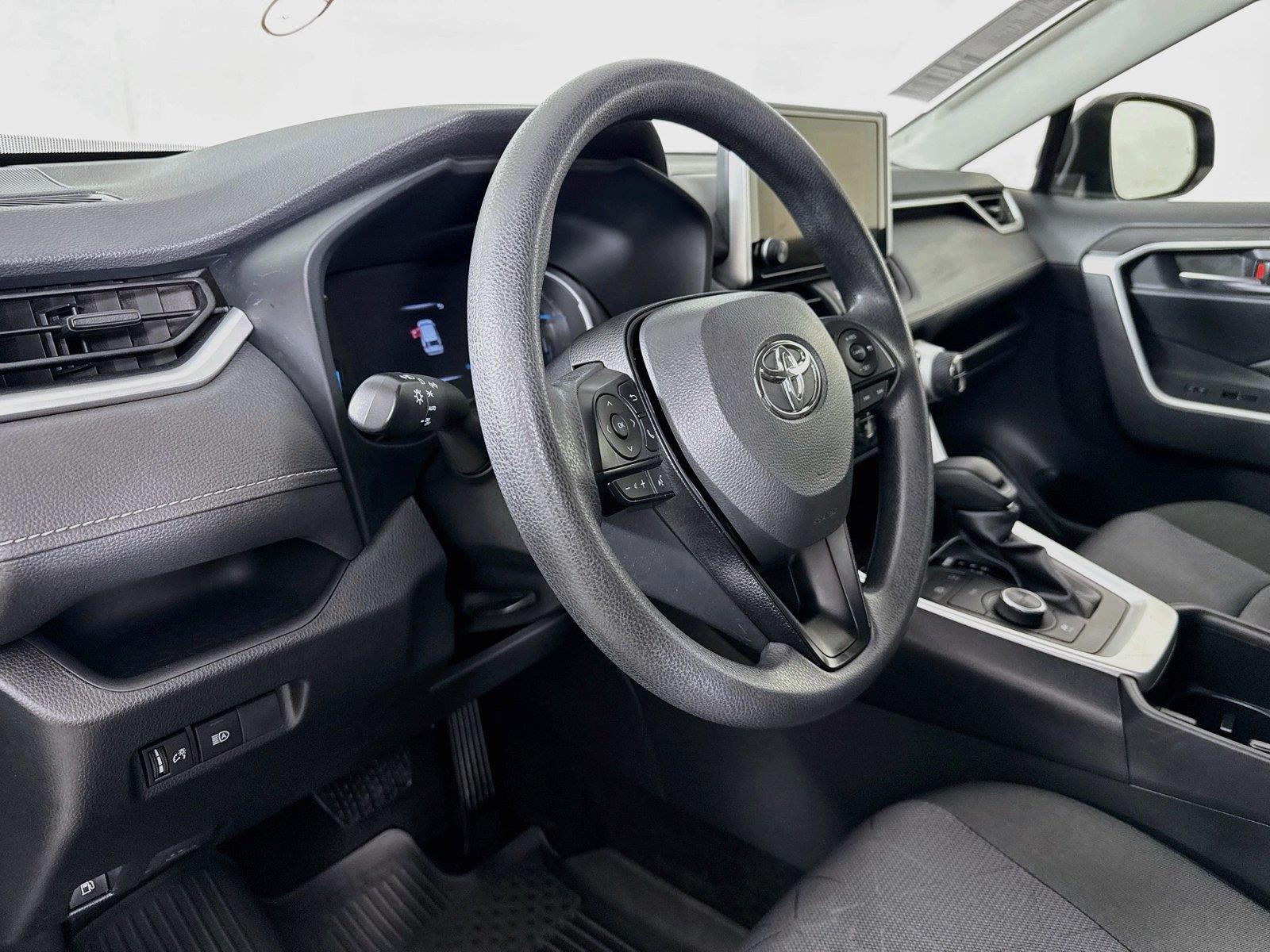 2025 Toyota RAV4 Hybrid XLE photo 3