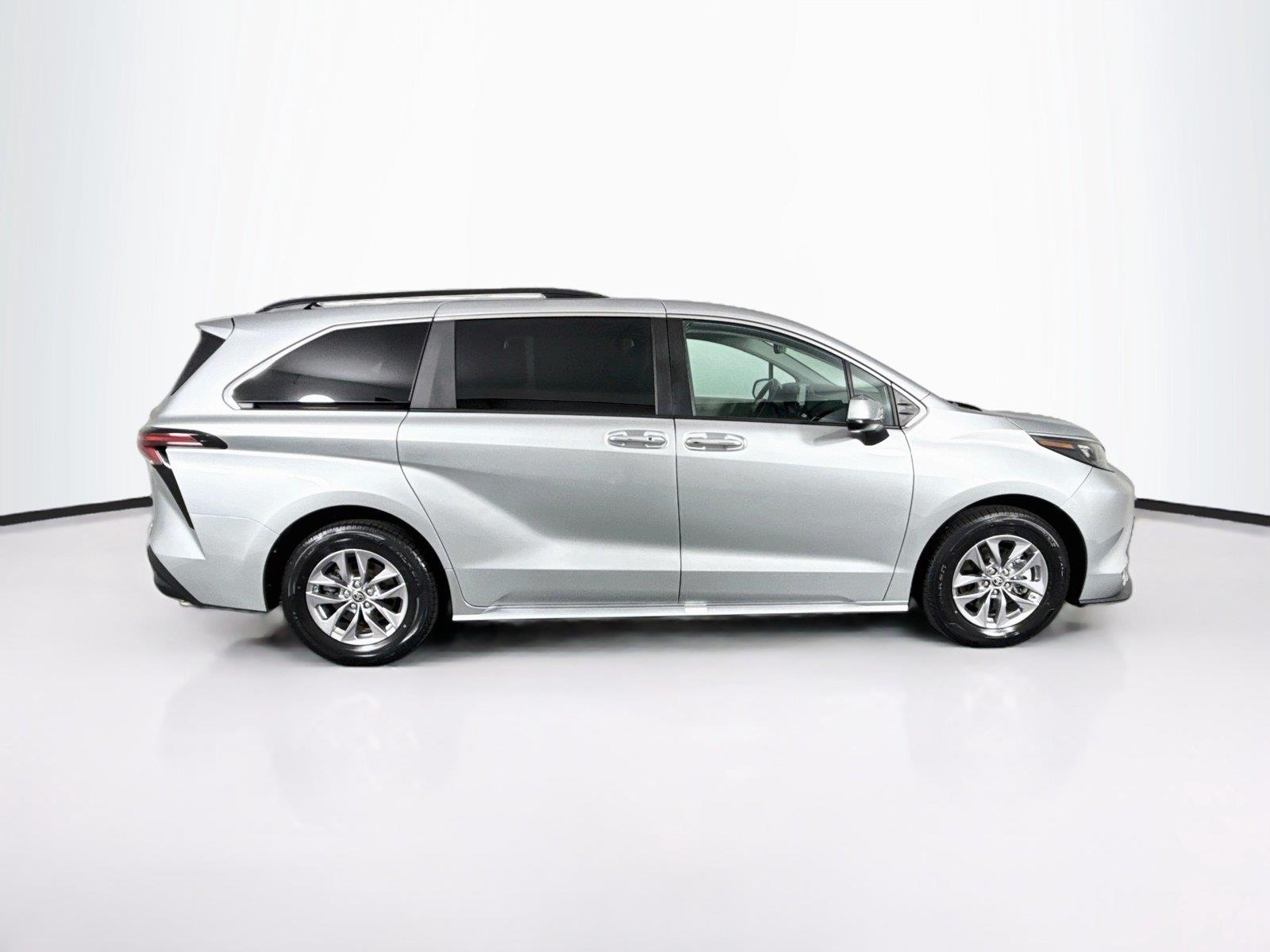 2024 Toyota Sienna XLE 8-Passenger photo 9