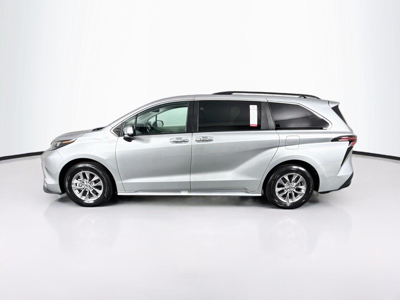 2024 Toyota Sienna XLE 8-Passenger photo 12