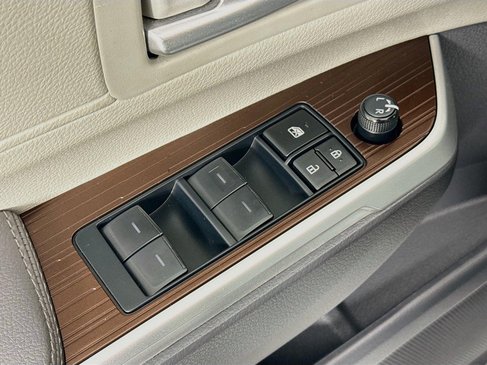 2024 Toyota Sienna XLE 8-Passenger photo 29