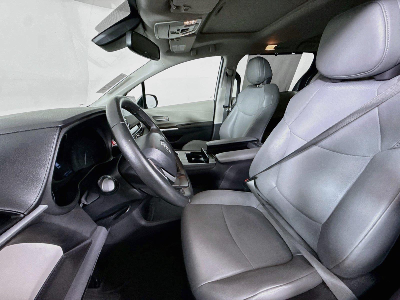 2024 Toyota Sienna XLE 8-Passenger photo 2