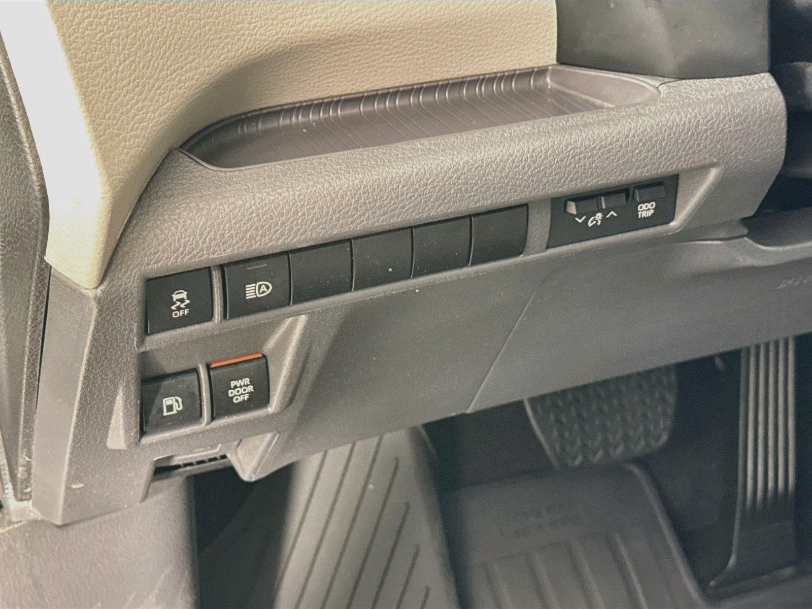 2024 Toyota Sienna XLE 8-Passenger photo 14