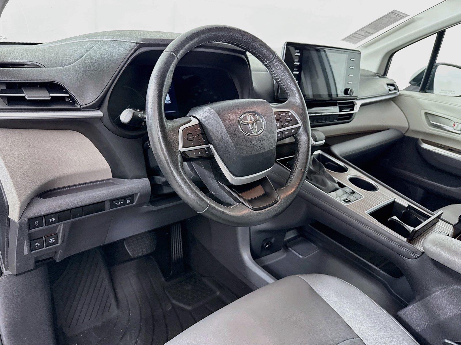 2024 Toyota Sienna XLE 8-Passenger photo 3
