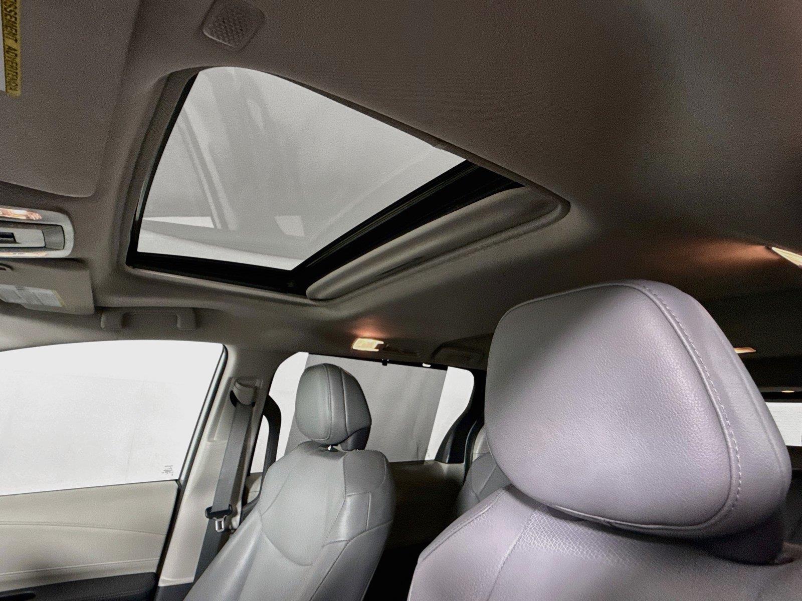 2024 Toyota Sienna XLE 8-Passenger photo 5