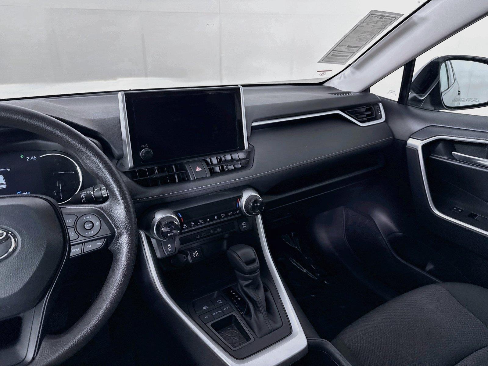 2025 Toyota RAV4 XLE photo 31