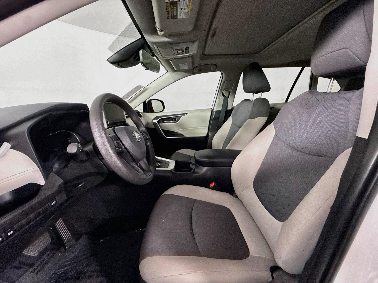 2025 Toyota RAV4 Hybrid XLE photo 2