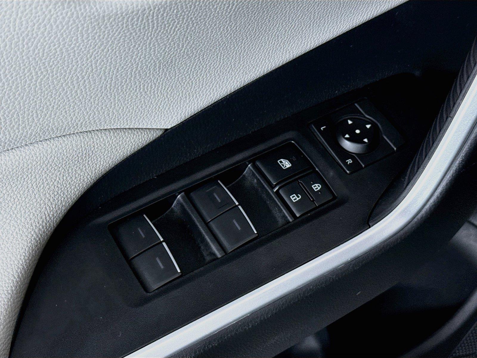 2025 Toyota RAV4 Hybrid XLE photo 27