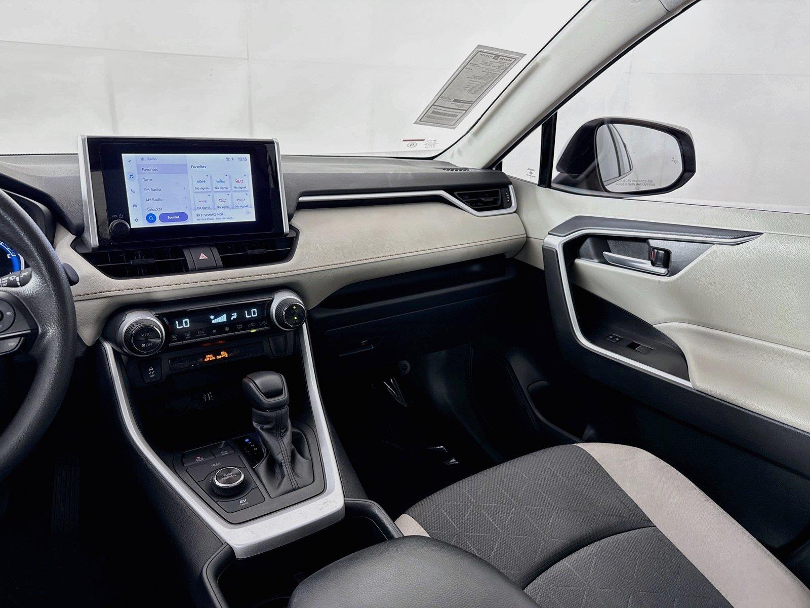 2025 Toyota RAV4 Hybrid XLE photo 31