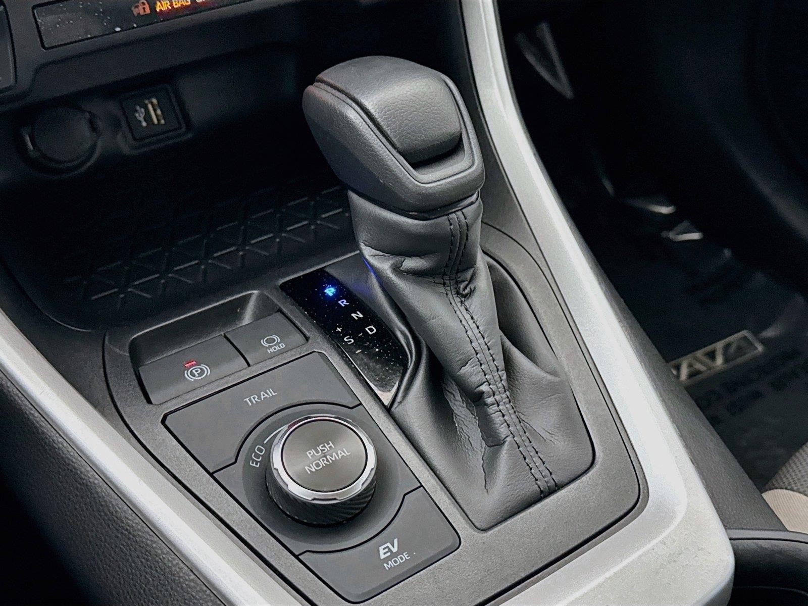 2025 Toyota RAV4 Hybrid XLE photo 26