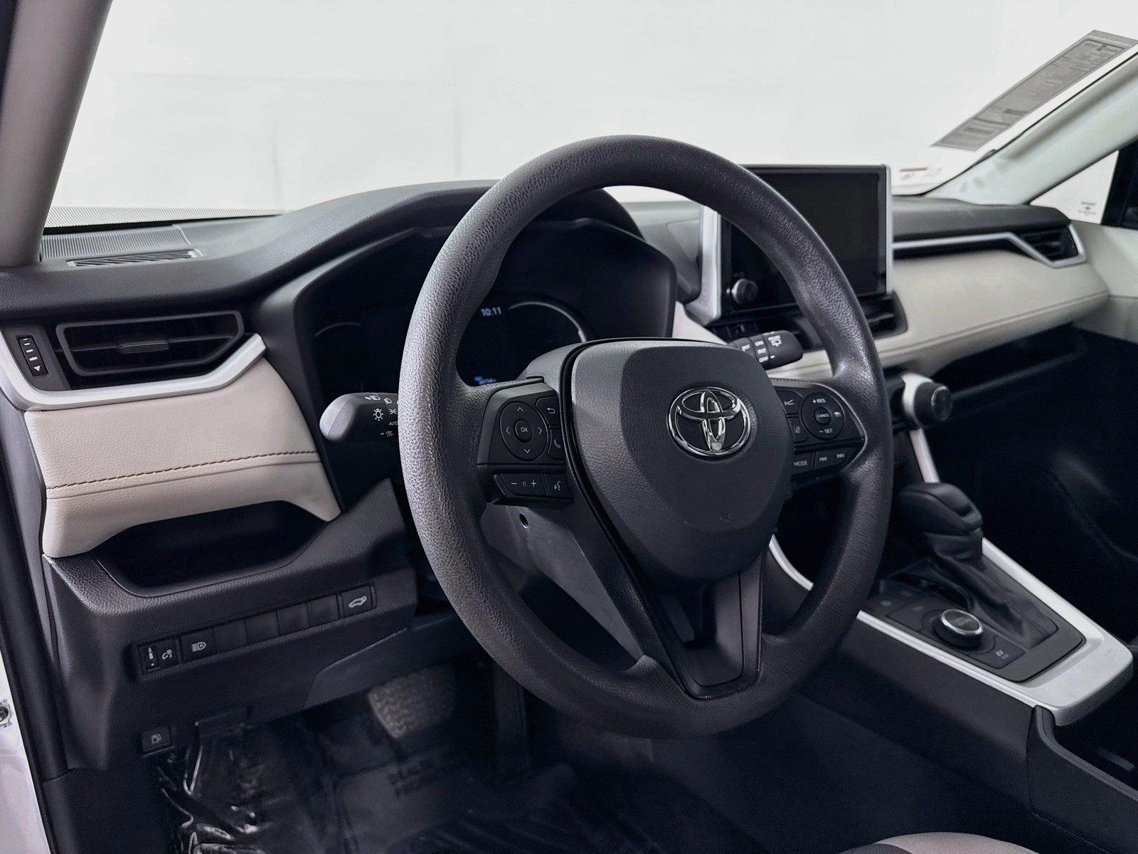 2025 Toyota RAV4 Hybrid XLE photo 3