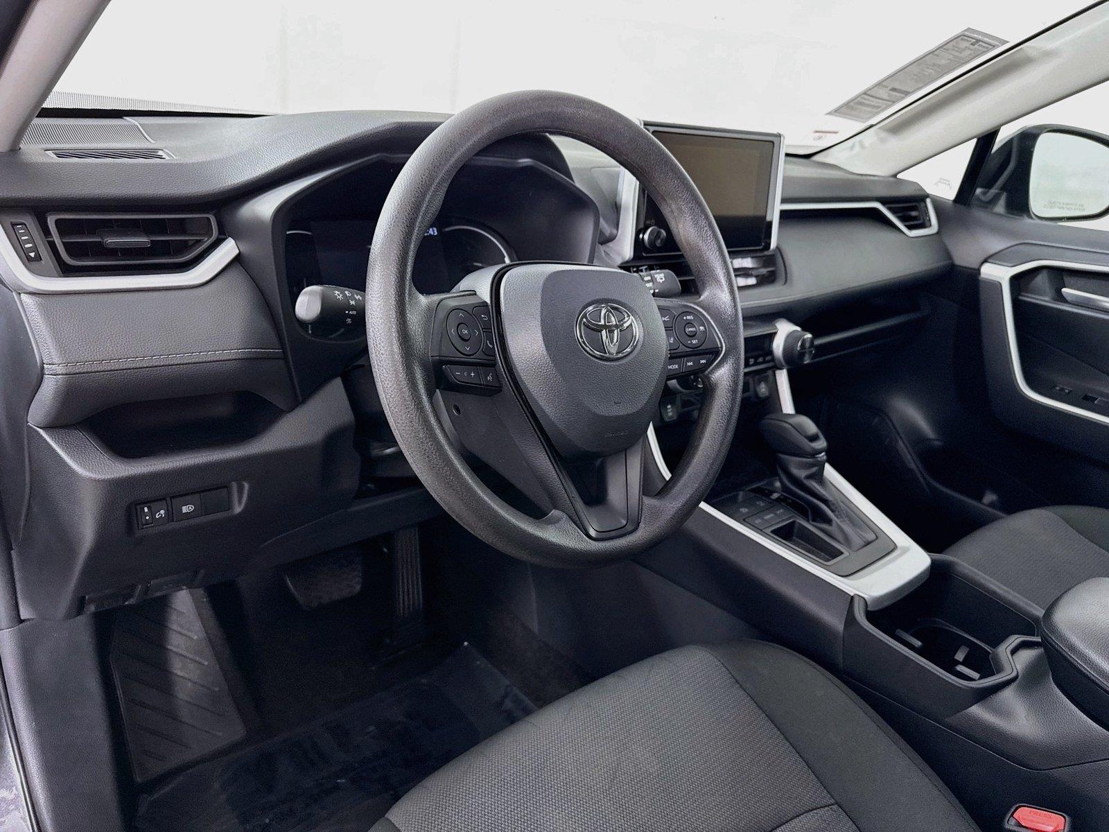 2025 Toyota RAV4 XLE photo 3